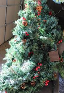 lot 220 image: Christmas Dcor, Small Trees, Wreath and Garland