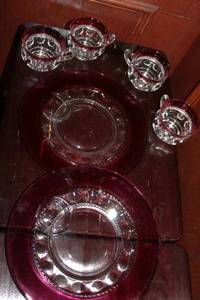 lot 308 image: Red Thumbprint Snack plate and Glasses, 2 plates 4 Glasses