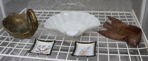 lot 76 image: Asian Trinket Dishes, Shell Shaped Decorative Dish and Brass Duck and Flying Bird made of cast