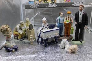lot 85 image: Assortment of Home Dcor figurines