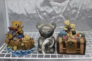 lot 100 image: Home Dcor Bears
