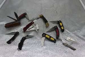 lot 128 image: Pocket Knives quantity of 10 with 2 extra blades
