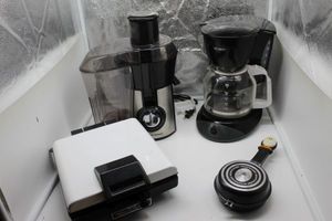 lot 171 image: Kitchen appliances, coffee maker, juicer, and waffle iron, and oblate pan