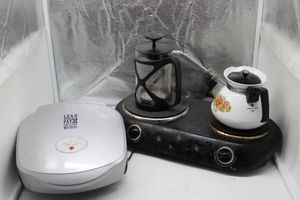 lot 172 image: Portable electric two burners, Vintage tea pot, French Press and indoor electric grill