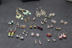 lot 198 image: Fashion Earrings