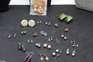 lot 199 image: Fashion Earrings