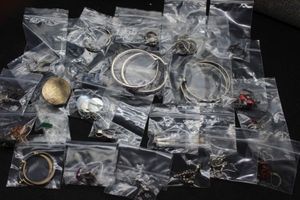 lot 200 image: Fashion Jewelry