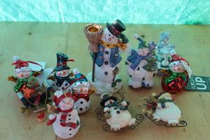 lot 246 image: Snowmen Dcor