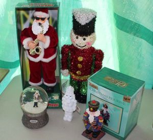lot 252 image: Christmas Dcor, Santas and nutcracker