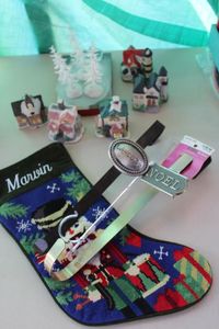 lot 253 image: Christmas Dcor, Stocking and Minitures, Wreath hangers