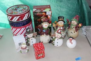 lot 256 image: Christmas Tins and snowmen