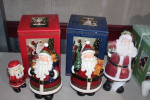lot 261 image: Christmas Dcor Santas