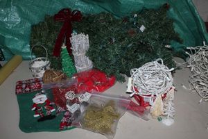 lot 285 image: Christmas Dcor 6ft Garland with lights, Extra lights, Lights worked at photo time, other Dcorcrafting items