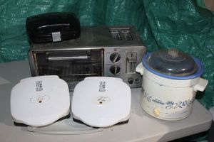 lot 311 image: Kitchen Appliances, Crockpot, indoor grills and Contertop oven with built in toaster and a sandwich maker