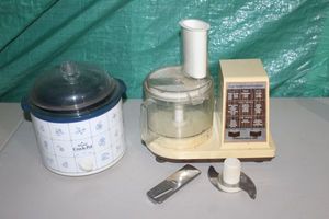 lot 318 image: Vintage Crockpot and Food Processor