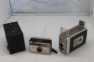 lot 7 image: Vintage Cameras