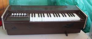 lot 14 image: Electric organkeyboard