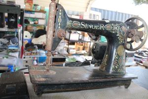 lot 355 image: Vintage Singer Sewing machine