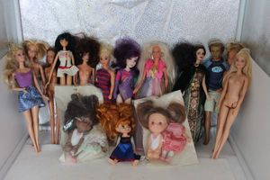 lot 371 image: Barbies