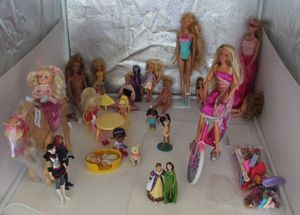 lot 372 image: Barbies