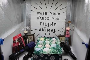 lot 400 image: Bathroom dcor and bath bombs