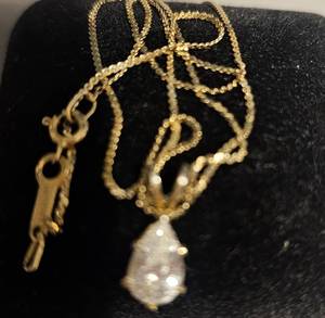 lot 424 image: Jewelery 14k Gold pear shaped diamond pendent necklace, stamped 14k italy tested as Diamond 
