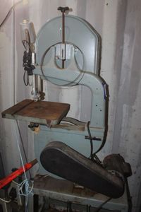 lot 8 image: Delta 28-243 Verticle Band Saw