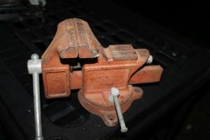 lot 65 image: Bench Vice
