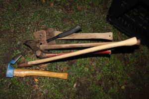 lot 29 image: Lot of Different types of Handheld Wood chopping implants.. See Photos