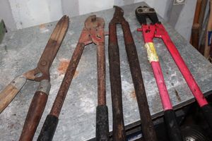 lot 192 image: Hedge trimmers, loppers, and bolt cutters