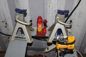 lot 199 image: Bottle Jack, Jack Stands and small Air Pump