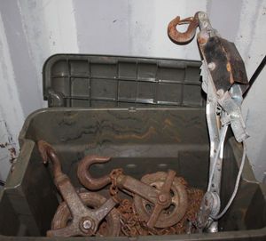 lot 200 image: chain Hoist and Come-a-long