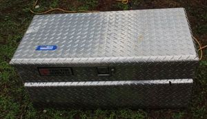 lot 25 image: Diamond Plate Mid-Size Truck Toolbox