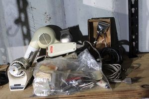 lot 102 image: Variety of Vintage Grooming devices