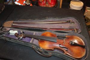 lot 212 image: Vintique Violin with 4 Bows and other extras. see Photos