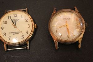 lot 274 image: Acqua and Gruen Watches without Bands,.,. Gruen Automatic still Keeps Time, Acqua unknown