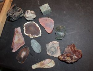 lot 292 image: Sliced and Raw Gemstones and agates, Large piece of Uncut Obsidian