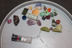 lot 293 image: Small Gemstone and Crystal Pieces