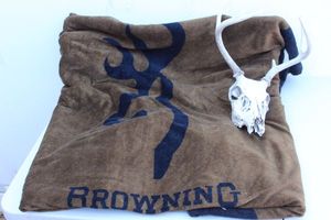 lot 149 image: Browning Throw Blanket and Skull
