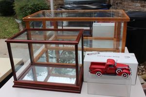 lot 264 image: Display boxes and Die cast truck