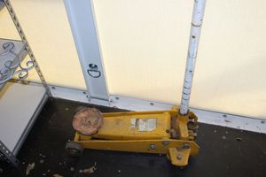 lot 316 image: Floor Jack