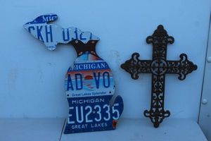 lot 328 image: Home dcor items