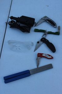 lot 364 image: Engraving Gun, Pocket Knives and Sharpener