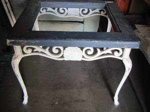 lot 57 image: Iron side table blue and white needs glass top