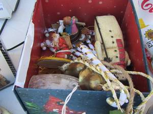 lot 123 image: small box of Christmas dcor
