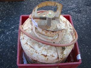 lot 89 image: Propane tank with hose in red crate