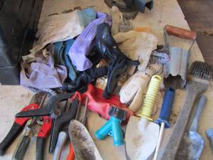 lot 136 image: garden lot gloves- small shovels and such