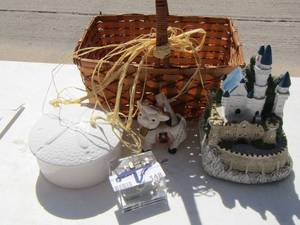 lot 148 image: Christmas dcor- wicker basket