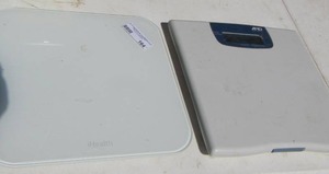 lot 164 image: 2 bathroom scales