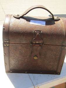 lot 173 image: small little handled case